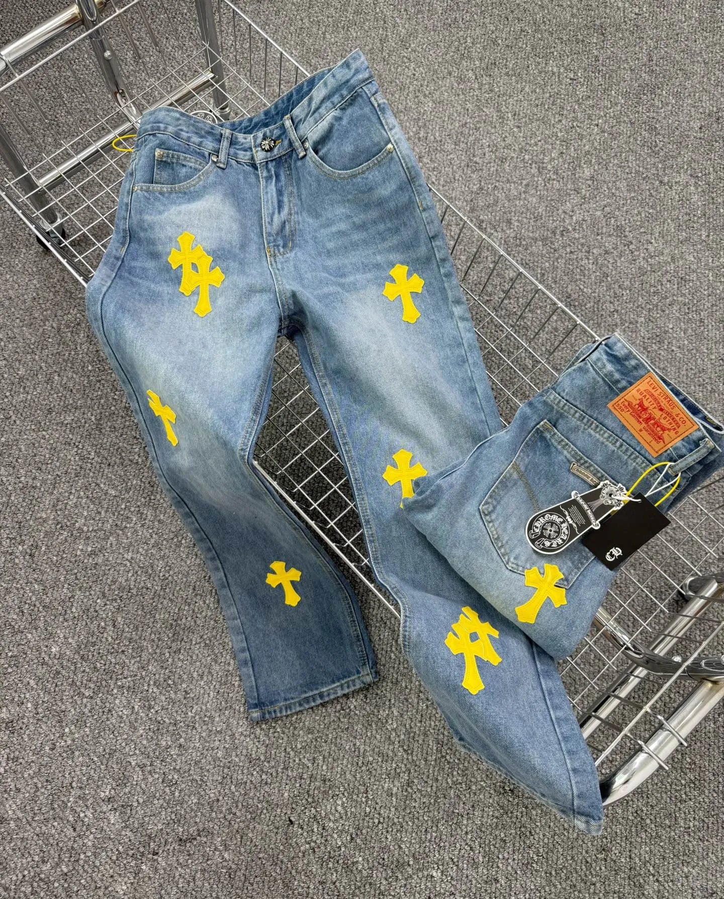 P240 Style No.: H838 Chrome Hearts & Chrome Hearts High-end Chrome hearts blue and yellow leather cross patchwork leather jeans, the same style as the trendy uncle. Original hardware accessories, washed and other elevators, QR code analysis are all purchased from the original factory, high degree of restoration, you are welcome to compare with a certain product~ Three-dimensional version, loose and comfortable, not picky about the figure, taller and slimmer, factory Seiko, original quality control, same style for men and women, can be matched with couples, versatile recommendation, must-have jeans for all seasons, fashionable people have been disappointed From the quality selection of fabrics, the tailoring of details, and the matching of patterns, everything is impeccable! The upper body is so handsome when worn...it can be easily worn by men, women and children! The craftsmanship is made of heavy-duty washed pure cotton denim fabric. After washing, it is soft and thick and looks very stylish when worn. Size: 28, 30, 32, 34 Color: blue